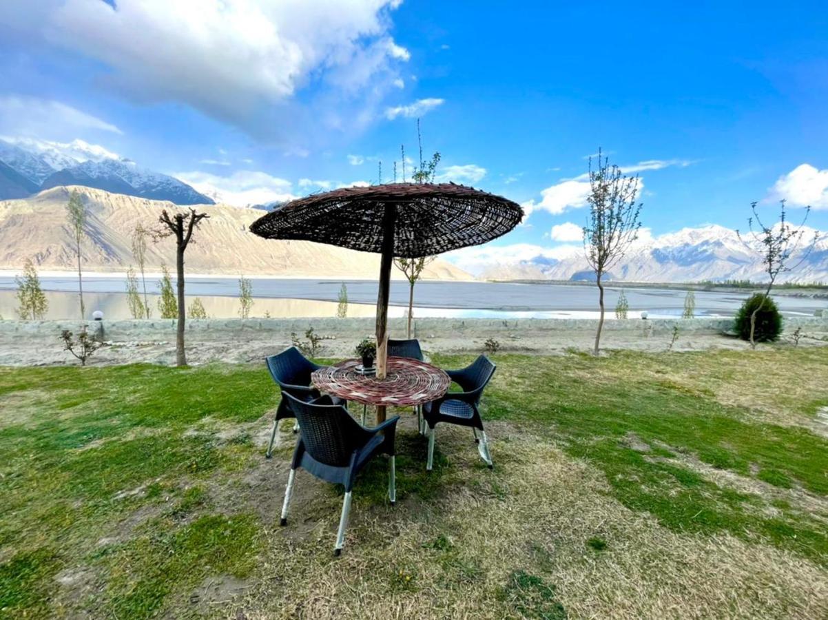 Indus View Hotel Скарду Экстерьер фото