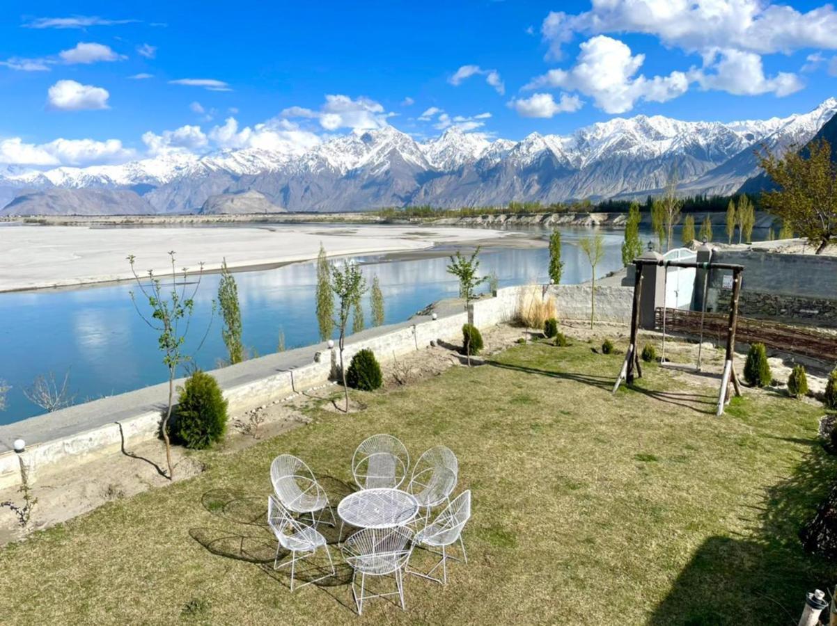 Indus View Hotel Скарду Экстерьер фото