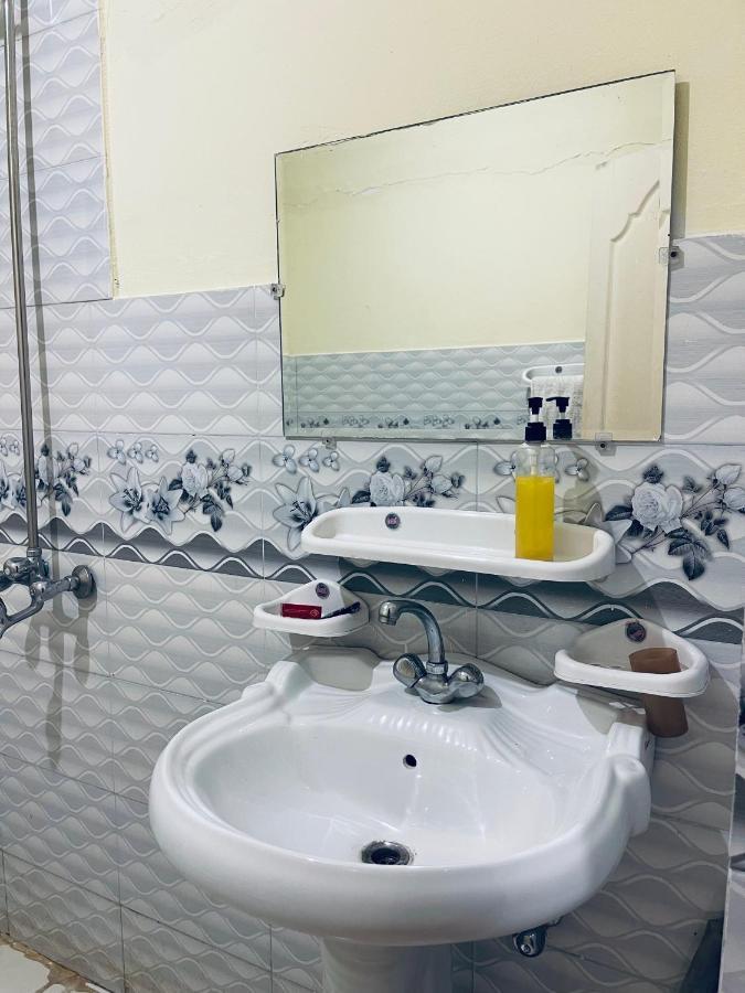 Indus View Hotel Скарду Экстерьер фото